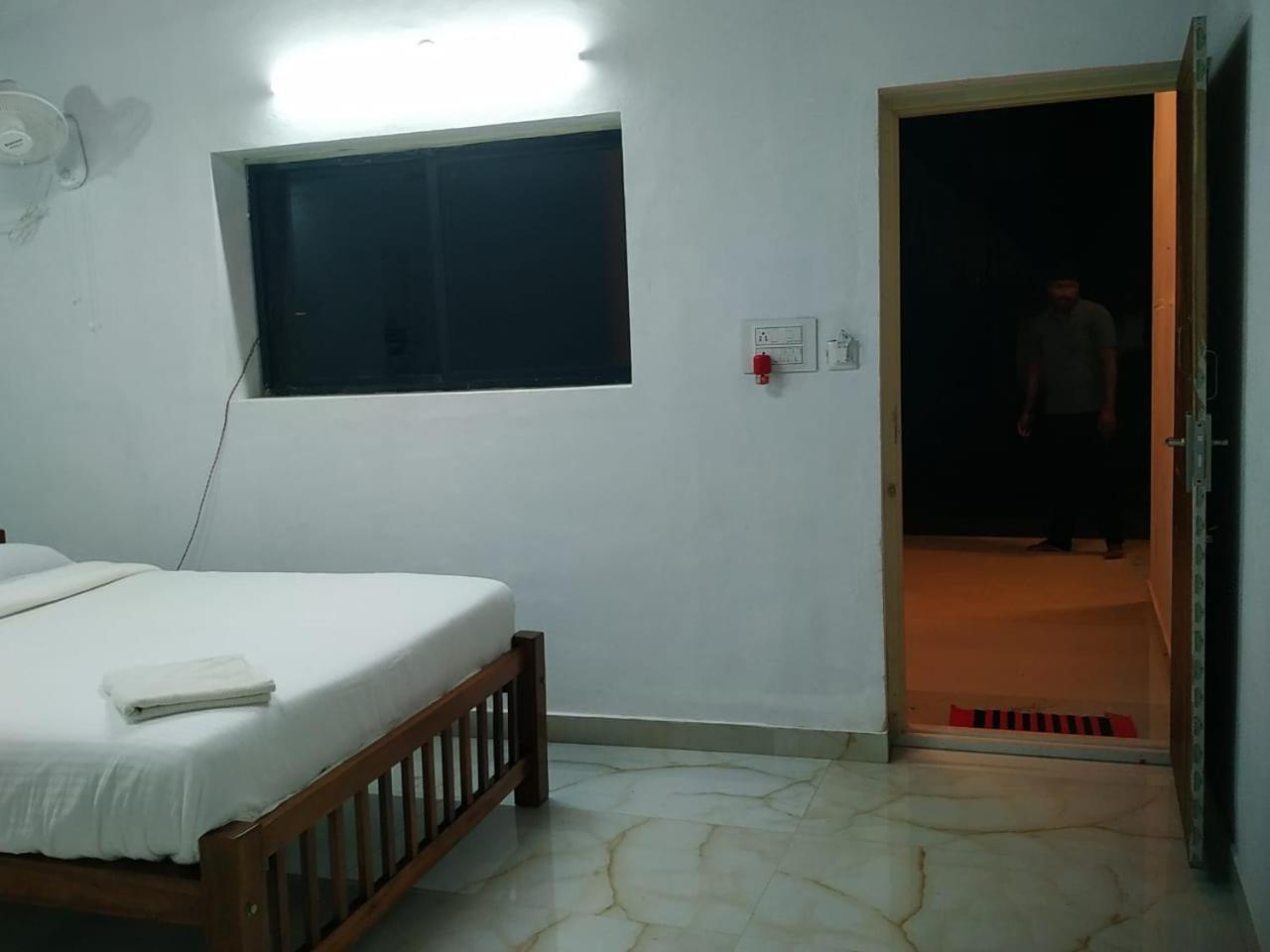 The Ocean View Hotel Ullāl Екстериор снимка